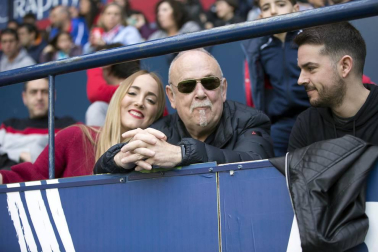 Fotos del búscate en la grada del Osasuna Femenino-Alavés