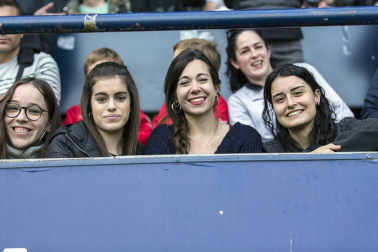 Fotos del búscate en la grada del Osasuna Femenino-Alavés