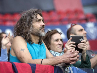 Fotos del búscate en la grada del Osasuna Femenino-Alavés