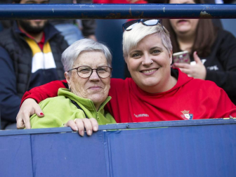 Fotos del búscate en la grada del Osasuna Femenino-Alavés