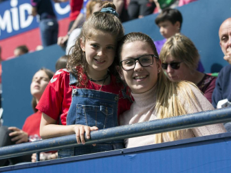 Fotos del búscate en la grada del Osasuna Femenino-Alavés