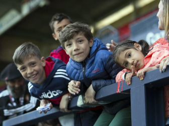 Fotos del búscate en la grada del Osasuna Femenino-Alavés
