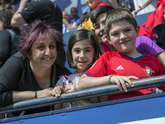 Fotos del búscate en la grada del Osasuna Femenino-Alavés