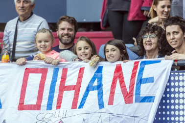 Fotos del búscate en la grada del Osasuna Femenino-Alavés