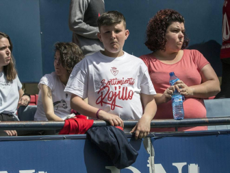 Fotos del búscate en la grada del Osasuna Femenino-Alavés