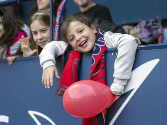 Fotos del búscate en la grada del Osasuna Femenino-Alavés