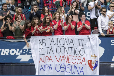 Fotos del búscate en la grada del Osasuna Femenino-Alavés