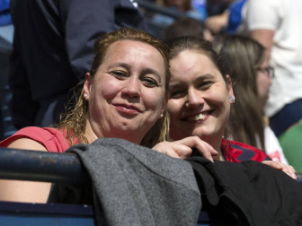 Fotos del búscate en la grada del Osasuna Femenino-Alavés