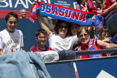 Fotos del búscate en la grada del Osasuna Femenino-Alavés