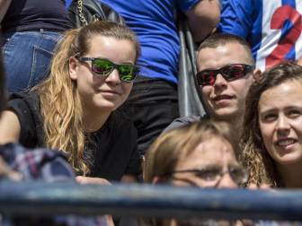 Fotos del búscate en la grada del Osasuna Femenino-Alavés