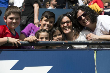 Fotos del búscate en la grada del Osasuna Femenino-Alavés