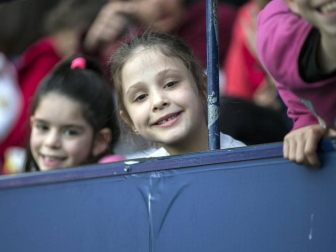 Fotos del búscate en la grada del Osasuna Femenino-Alavés