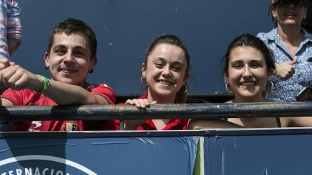 Fotos del búscate en la grada del Osasuna Femenino-Alavés