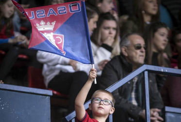 Fotos del búscate en la grada del Osasuna Femenino-Alavés