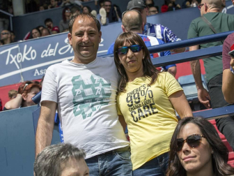 Fotos del búscate en la grada del Osasuna Femenino-Alavés