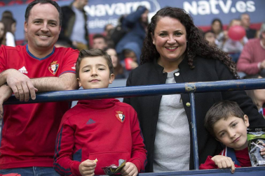 Fotos del búscate en la grada del Osasuna Femenino-Alavés