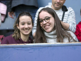 Fotos del búscate en la grada del Osasuna Femenino-Alavés