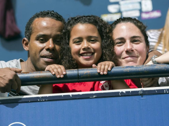 Fotos del búscate en la grada del Osasuna Femenino-Alavés