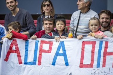 Fotos del búscate en la grada del Osasuna Femenino-Alavés