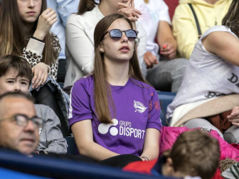 Fotos del búscate en la grada del Osasuna Femenino-Alavés