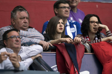 Fotos del búscate en la grada del Osasuna Femenino-Alavés