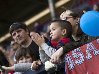 Fotos del búscate en la grada del Osasuna Femenino-Alavés