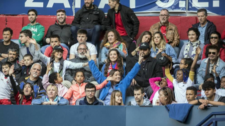 Fotos del búscate en la grada del Osasuna Femenino-Alavés