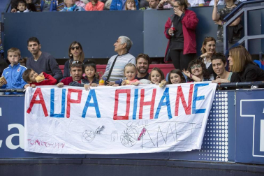 Fotos del búscate en la grada del Osasuna Femenino-Alavés