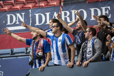Fotos del búscate en la grada del Osasuna Femenino-Alavés