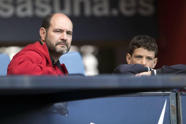 Fotos del búscate en la grada del Osasuna Femenino-Alavés