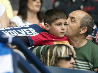 Fotos del búscate en la grada del Osasuna Femenino-Alavés