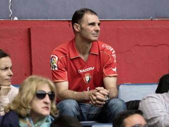 Fotos del búscate en la grada del Osasuna Femenino-Alavés