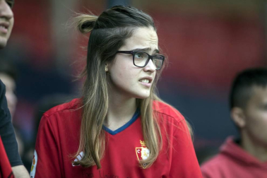 Fotos del búscate en la grada del Osasuna Femenino-Alavés
