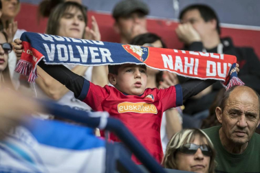 Fotos del búscate en la grada del Osasuna Femenino-Alavés