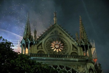 Imágenes del incendio en la catedral Notre Dame de París.