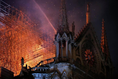 Imágenes del incendio en la catedral Notre Dame de París.