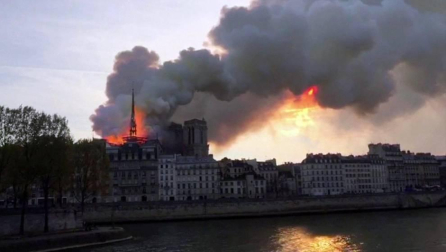 Imágenes del incendio en la catedral Notre Dame de París.