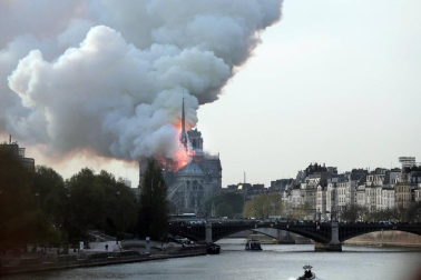 Imágenes del incendio en la catedral Notre Dame de París.