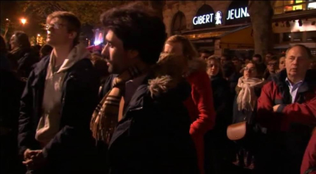 Un 'Ave María' contra el espanto del fuego en Notre Dame