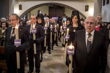 Multitud de pamploneses han esperado la llegada de la comitiva, encabezada por delegación del alcalde por el edil Iñaki Cabasés