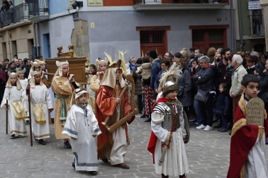 Los 12 pasos que componen la procesión han desfilado por las calles del Casco Antiguo de la capital foral.