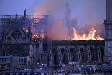 Imágenes del incendio en la catedral Notre Dame de París.