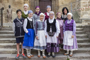 Tras una semana de actividades culturales complementarias, el domingo 14 de abril se abrió la vigésimo segunda edición de la Feria de artesanía Ciudad de Viana. Más de 60 artesanos locales y de provincias cercanas ofrecieron a los presentes su saber en oficios como los de cestero, guarnicionero, botero, vidrio, talla de piedra y madera, joyería, cerámica, forja, lana, etc. A ellos se añadieron puestos de alimentación tradicional y un variado programa de animación.