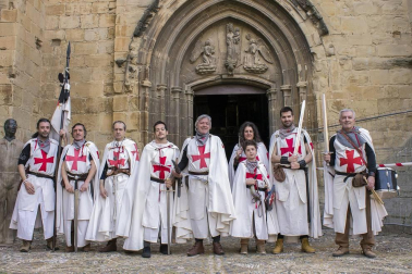 Tras una semana de actividades culturales complementarias, el domingo 14 de abril se abrió la vigésimo segunda edición de la Feria de artesanía Ciudad de Viana. Más de 60 artesanos locales y de provincias cercanas ofrecieron a los presentes su saber en oficios como los de cestero, guarnicionero, botero, vidrio, talla de piedra y madera, joyería, cerámica, forja, lana, etc. A ellos se añadieron puestos de alimentación tradicional y un variado programa de animación.