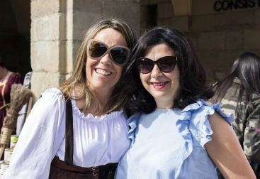 Tras una semana de actividades culturales complementarias, el domingo 14 de abril se abrió la vigésimo segunda edición de la Feria de artesanía Ciudad de Viana. Más de 60 artesanos locales y de provincias cercanas ofrecieron a los presentes su saber en oficios como los de cestero, guarnicionero, botero, vidrio, talla de piedra y madera, joyería, cerámica, forja, lana, etc. A ellos se añadieron puestos de alimentación tradicional y un variado programa de animación.