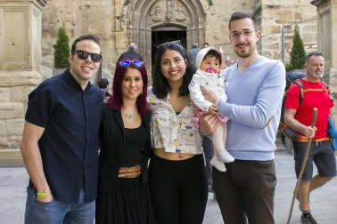 Tras una semana de actividades culturales complementarias, el domingo 14 de abril se abrió la vigésimo segunda edición de la Feria de artesanía Ciudad de Viana. Más de 60 artesanos locales y de provincias cercanas ofrecieron a los presentes su saber en oficios como los de cestero, guarnicionero, botero, vidrio, talla de piedra y madera, joyería, cerámica, forja, lana, etc. A ellos se añadieron puestos de alimentación tradicional y un variado programa de animación.