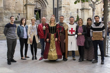 Tras una semana de actividades culturales complementarias, el domingo 14 de abril se abrió la vigésimo segunda edición de la Feria de artesanía Ciudad de Viana. Más de 60 artesanos locales y de provincias cercanas ofrecieron a los presentes su saber en oficios como los de cestero, guarnicionero, botero, vidrio, talla de piedra y madera, joyería, cerámica, forja, lana, etc. A ellos se añadieron puestos de alimentación tradicional y un variado programa de animación.