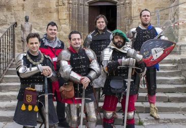 Tras una semana de actividades culturales complementarias, el domingo 14 de abril se abrió la vigésimo segunda edición de la Feria de artesanía Ciudad de Viana. Más de 60 artesanos locales y de provincias cercanas ofrecieron a los presentes su saber en oficios como los de cestero, guarnicionero, botero, vidrio, talla de piedra y madera, joyería, cerámica, forja, lana, etc. A ellos se añadieron puestos de alimentación tradicional y un variado programa de animación.