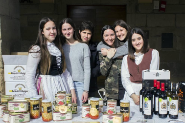 Tras una semana de actividades culturales complementarias, el domingo 14 de abril se abrió la vigésimo segunda edición de la Feria de artesanía Ciudad de Viana. Más de 60 artesanos locales y de provincias cercanas ofrecieron a los presentes su saber en oficios como los de cestero, guarnicionero, botero, vidrio, talla de piedra y madera, joyería, cerámica, forja, lana, etc. A ellos se añadieron puestos de alimentación tradicional y un variado programa de animación.