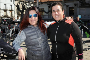 El Paseo de Lodosa se convirtió, la tarde del sábado 13 de abril, en un gimnasio al aire libre para acoger la sexta edición del Maratón de Spinning. Vecinos y visitantes se subieron a las bicicletas estáticas para disfrutar de una jornada que mezcló deporte y fiesta y que estuvo organizada por el Club Ciclista Lodosa.